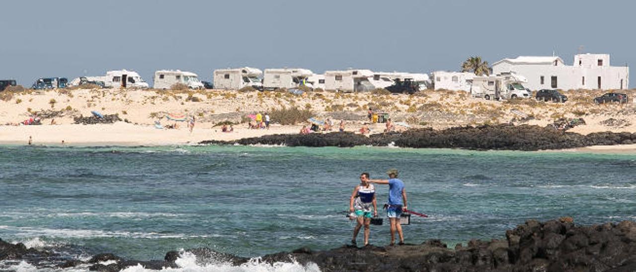 Los vecinos de El Cotillo denuncian la invasión de autocaravanas en su litoral