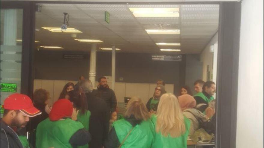 Activistes de la PAHC Bages a l&#039;oficina de CaixaBank de la plaça Major, avui