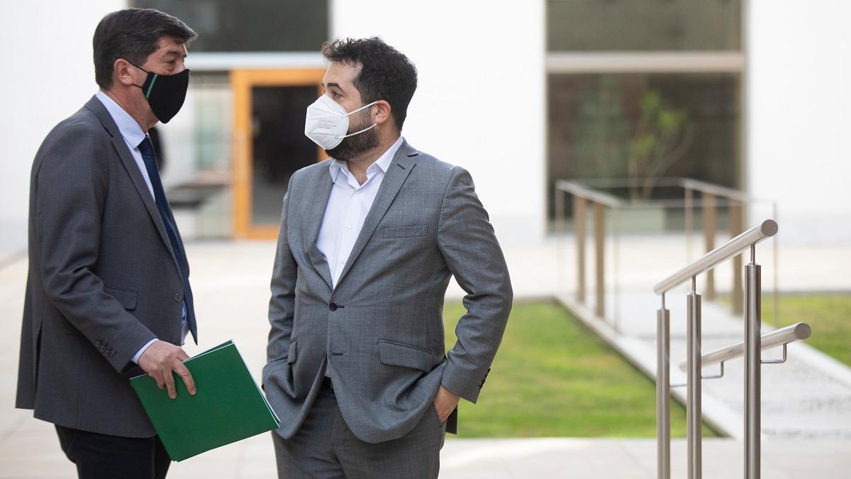 El vicepresidente de la Junta de Andalucía, Juan Marín (i) conversa con el diputado parlamentario de Ciudadanos, Fran Carrillo (d), en una imagen de archivo.