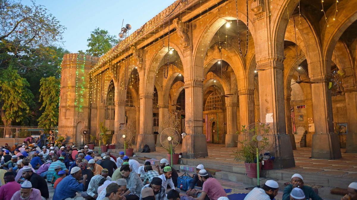 Musulmanes rompen el ayuno en la mezquita de Sidi Saeed en la ciudad india de Ahmedabad en el mes del Ramadán