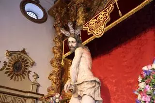 El Cristo de la Coronación de Lorca se acerca a los fieles para celebrar su cuarto de siglo