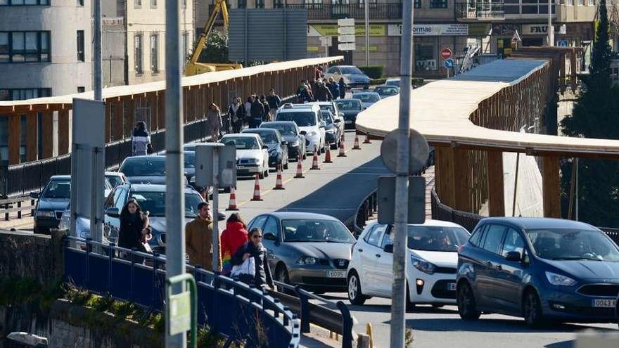 La señalización se limita a la zona del corte en el puente. // R. Vázquez