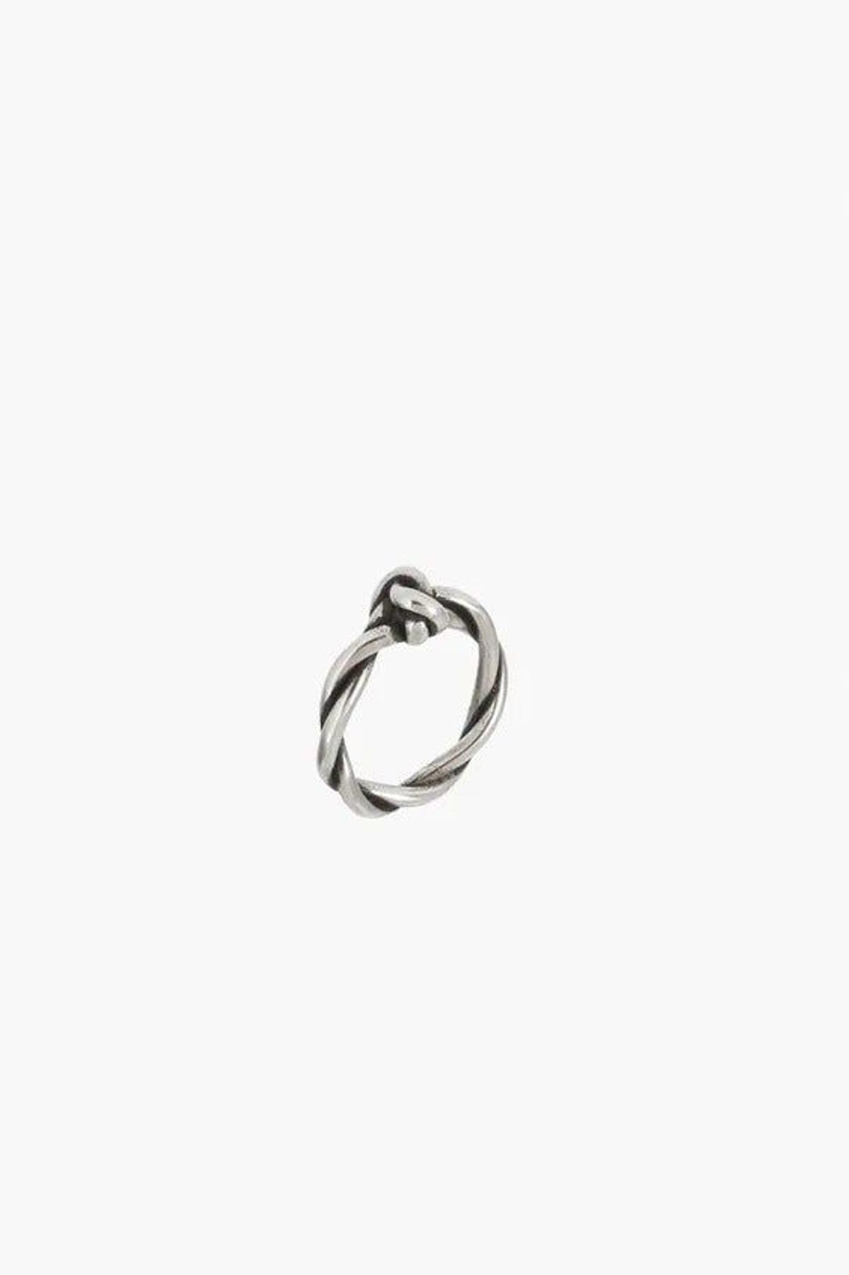 Anillo metálico con detalle de nudo, de Zara (12,95 euros)