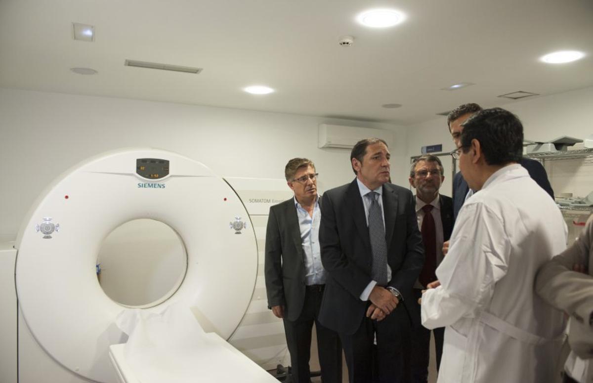 Imagen del TAC del Hospital de Benavente, en un acto político en 2013.