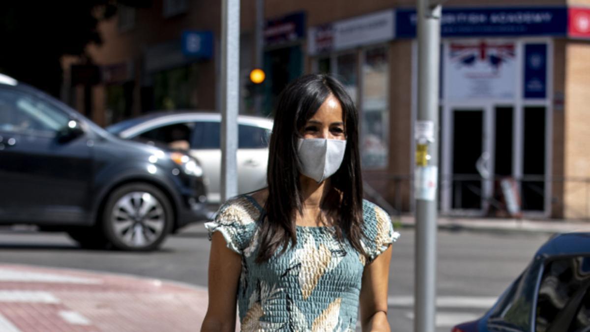 El vestido de flores con cuerpo nido de abeja que Begoña Villacís ha combinado con sandalias de cuña negras