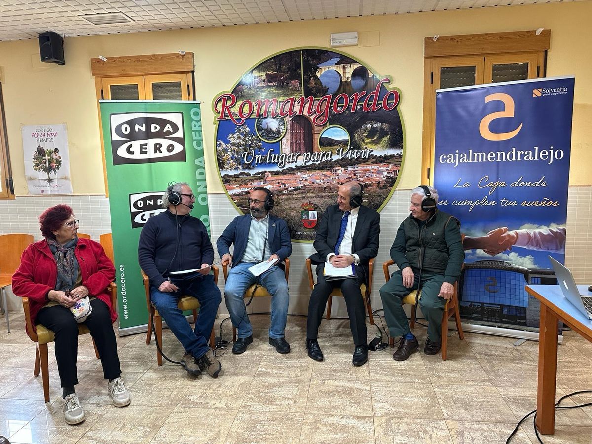 El presidente Morales junto a Pozas y participantes en el programa, en Romangordo.