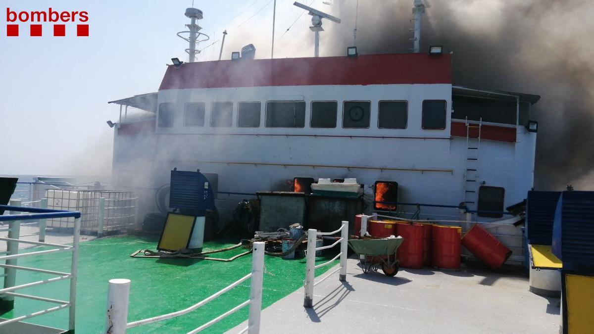 Pla obert de l&#039;incendi en un vaixell de transport de bestiar sense càrrega a Tarragona