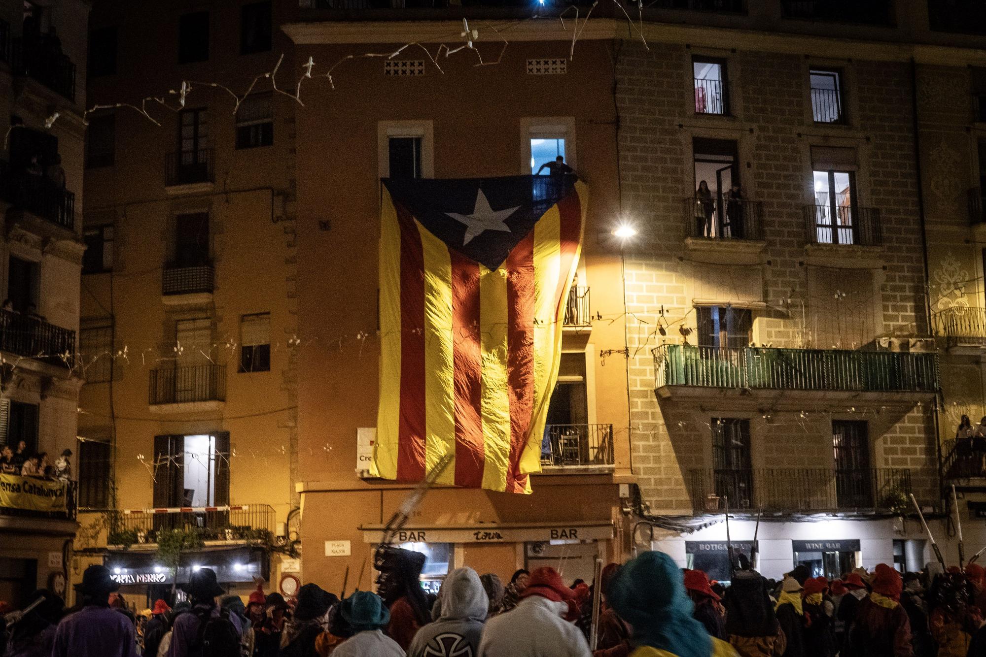 Un Correfoc multitudinari omple de pólvora i gresca el centre històric de Manresa