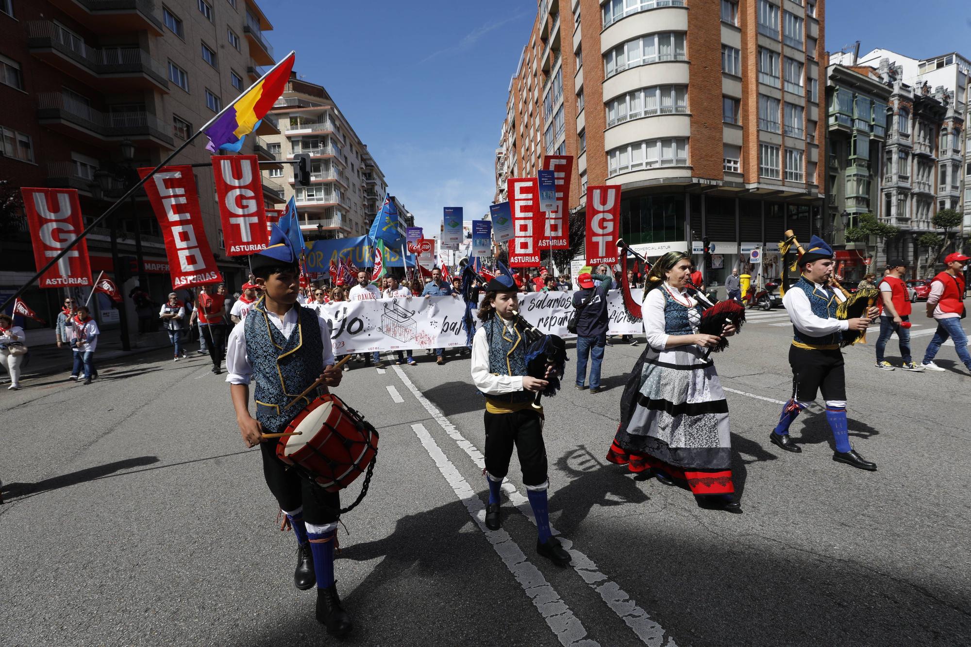 EN IMÁGENES: Los sindicatos asturianos se lanzan a la calle en el Primero de Mayo: "O subida de salarios o bronca en las calles"