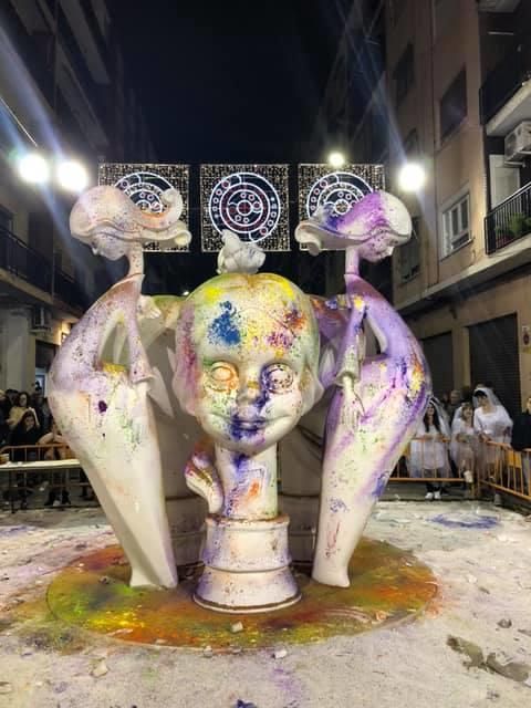 ... que en el tramo final de la semana fallera fue "pintada" con polvos de Holi. Algo que supuso un monumental enfado del artista.