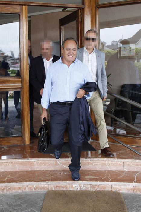 Agustín de Luis, exjefe de la Policía Local de Oviedo, se entrega a la Guardia Civil para ser trasladado a prisión