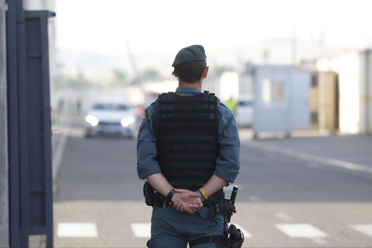 Un agente de la Guardia Civil este lunes, en el Parque Joyero de Córdoba.