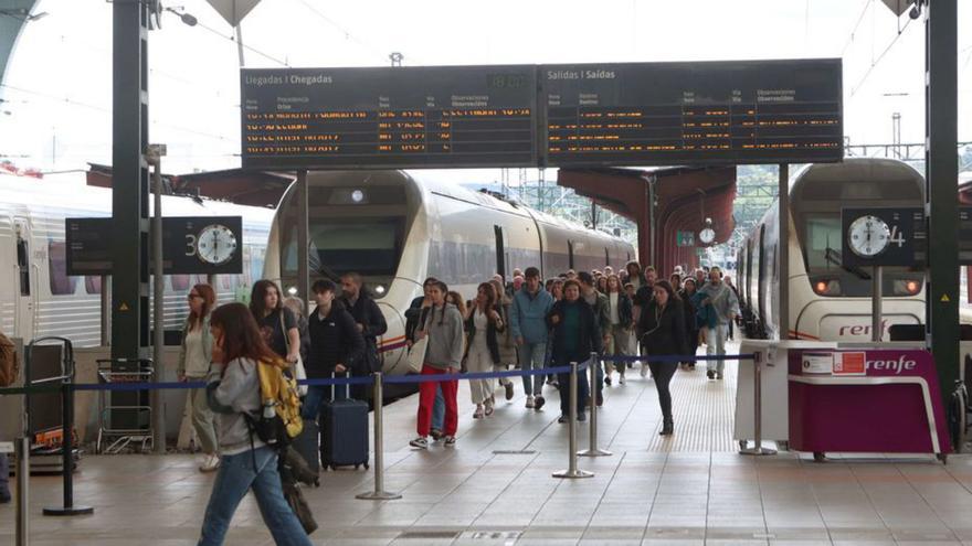 Viajeros llegan a la estación de A Coruña. | Iago López