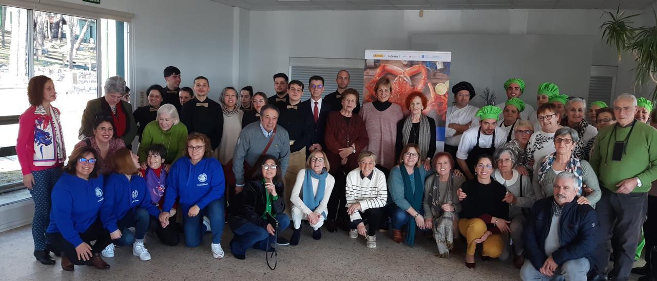 Alumnos y profesores de la escuela de hostelería junto a miembros de la AECC.