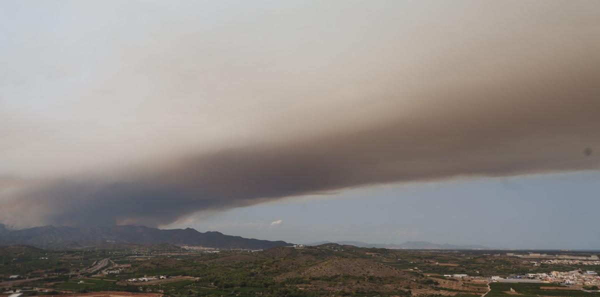 El humo del incendio de la Vall d'Uixó, desde Almenara.