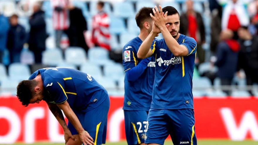 Los jugadores del Getafe tras su partido ante el Sporting.