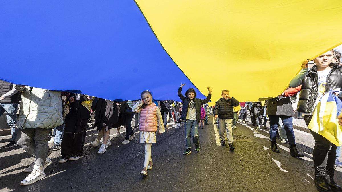 Ucranianos recorren las calles de Alicante en el segundo aniversario de la invasión de Rusia a su país