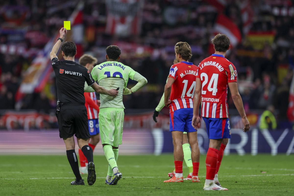 De Burgos Bengoechea amonesta a Lamine Yamal por haberse sacado la camiseta tras el gol.