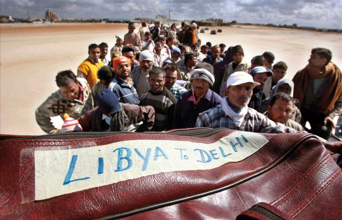 Ciudadanos indios esperan en el puerto e Bengasi a ser repatriados, a finales de febrero del 2011.