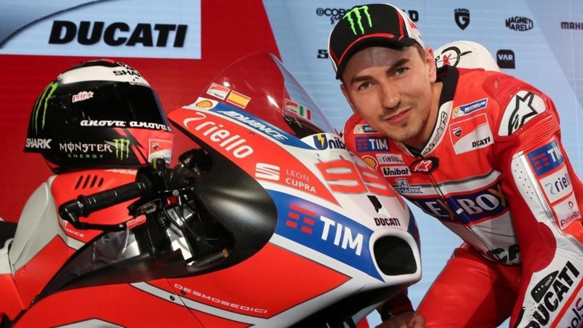 Jorge Lorenzo acaricia su nueva Ducati, en la presentación de hoy en Bolonia.