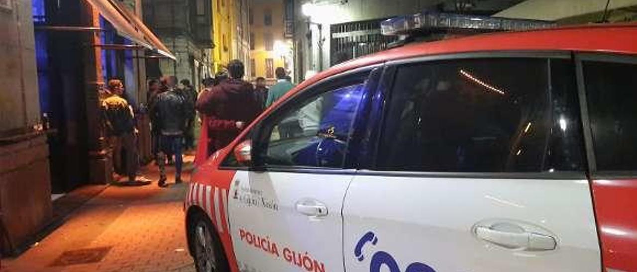 Uno de los coches policiales que se desplazaron a la Ruta de los Vinos.