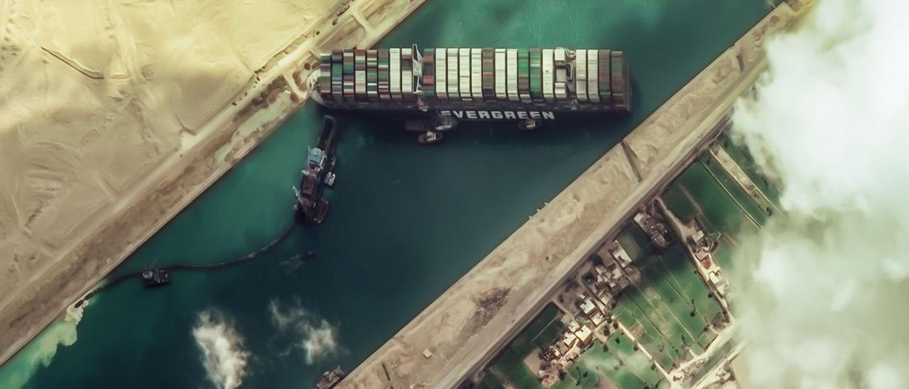 El portacontenedores “Ever Given”, de la compañía Evergreen, embarrado en el Canal de Suez en marzo de 2021. |   // DPA VÍA EUROPA PRESS