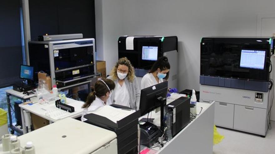 Laboratori on s&#039;analitzen les proves PCR de covid-19