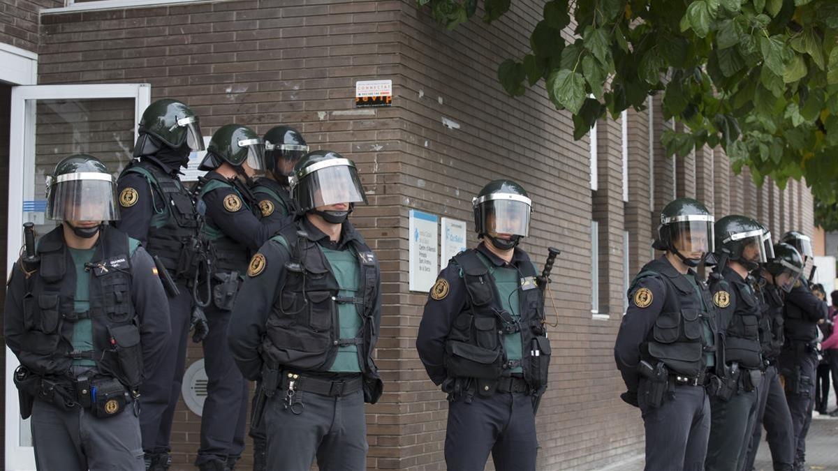 Un grupo de guardias civiles custodian la puerta de un CAP de Sant Andreu de la Barca que fue un punto de votación del referéndum del 1-O.