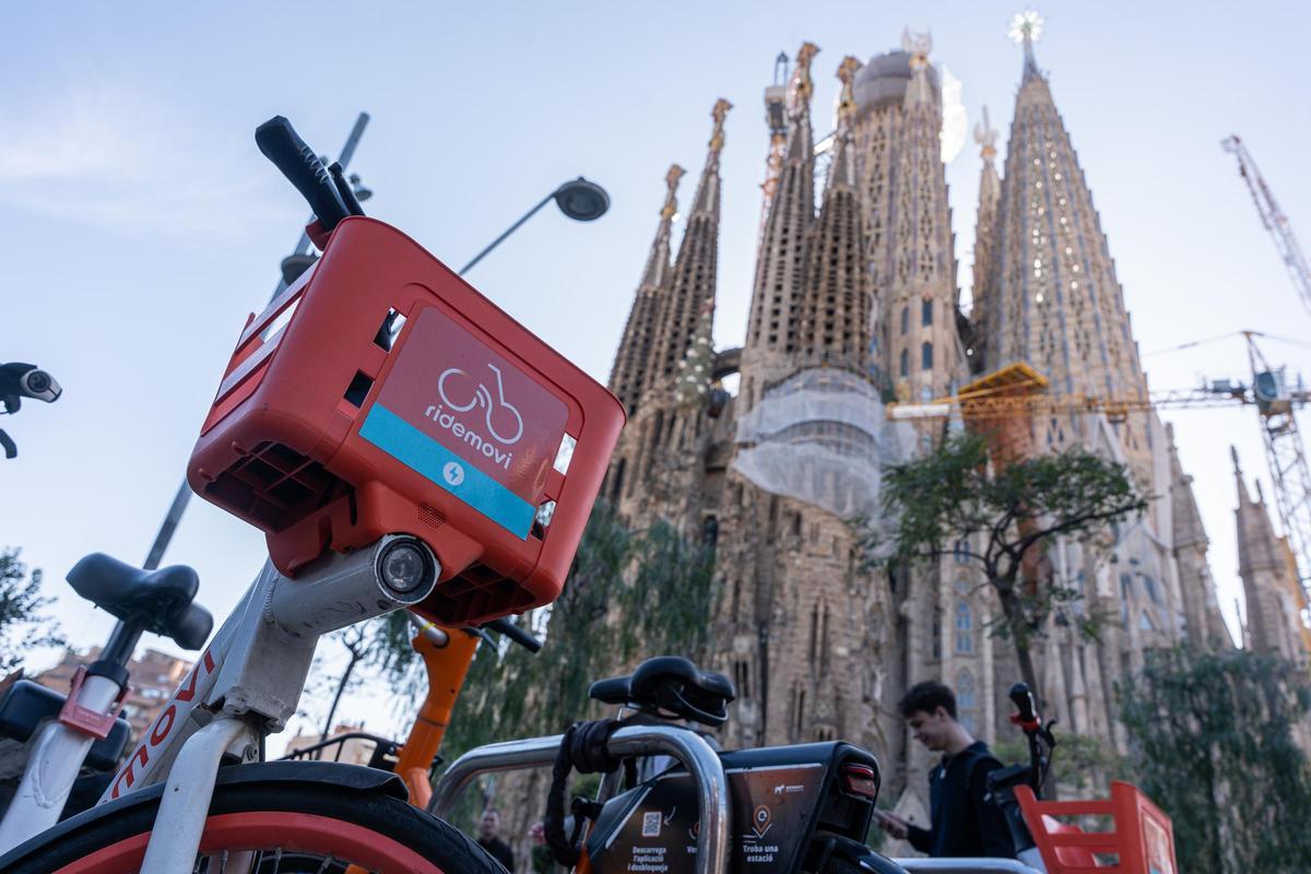 Una de las bicicletas de Ride, junto a la Sagrada Família, este martes