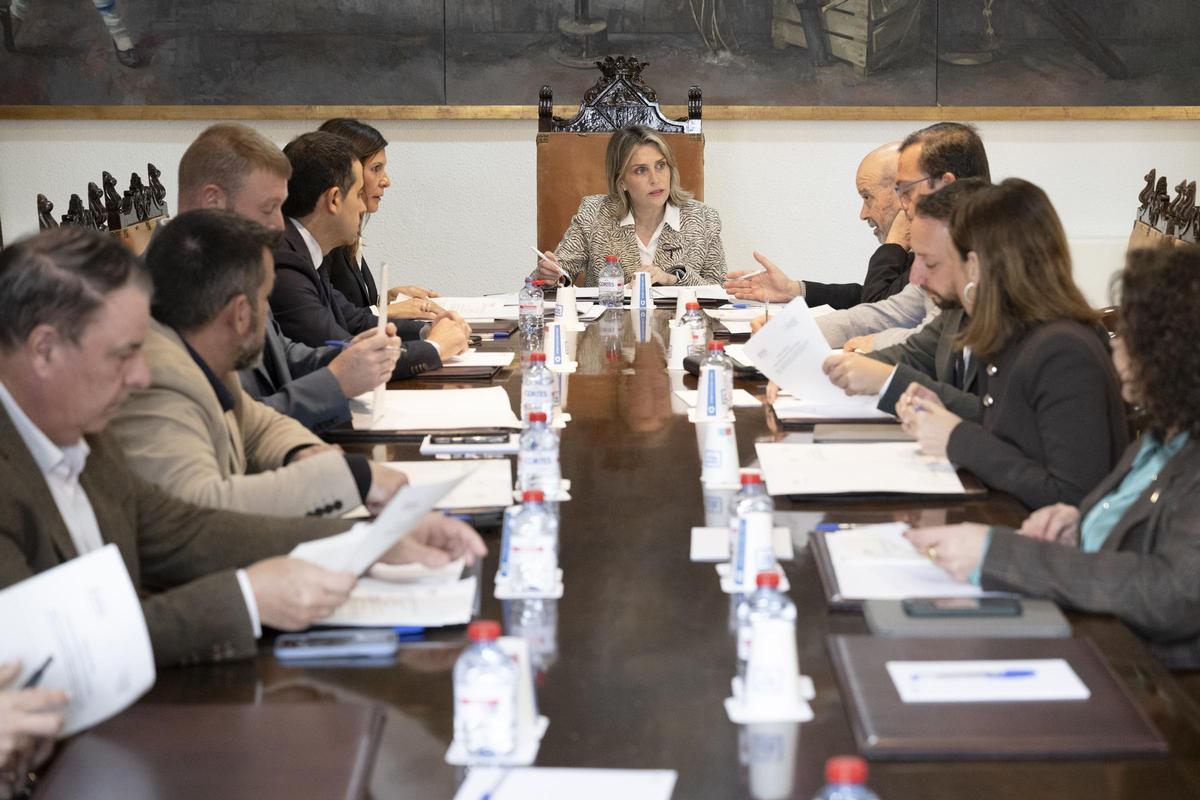 La presidenta de la Diputación de Castellón, Marta Barrachina, al frente de la junta de gobierno.
