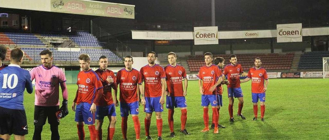 Los jugadores de la Unión Deportiva Ourense en el último partido, en el campo de O Couto, ante el Valladares. // Iñaki Osorio