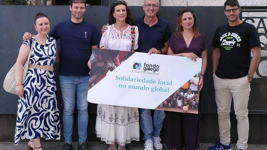 Xoán Amós e Teresa Vila con autoridades tras o acto. | // D.P.