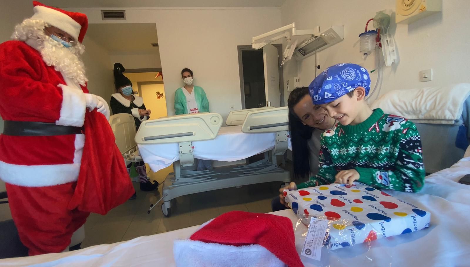 Papa Noel aparca su trineo en el hospital de Ourense