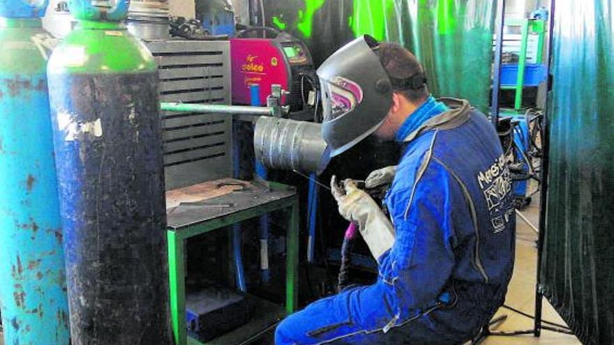 Un alumno del Centro Menesiano realiza prácticas de soldadura. | Cedida