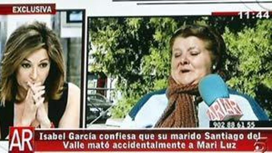Imagen tomada de un monitor de TV de la mujer de Santiago del Valle, Isabel García(d), realizando unas declaraciones en directo en un programa de televisión de esta mañana en las que acusa a su marido de la autoría del asesinato de Mariluz Cortes.