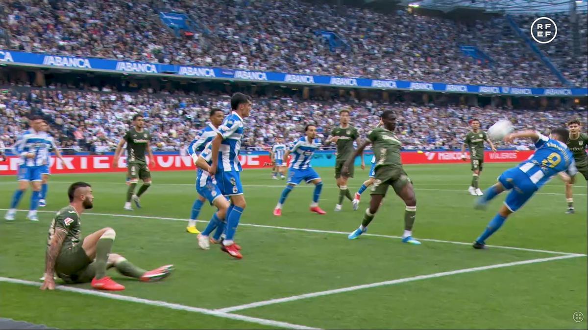 El momento de la mano de Eddahchouri en el Dépor-Leganés que acabó en penalti.