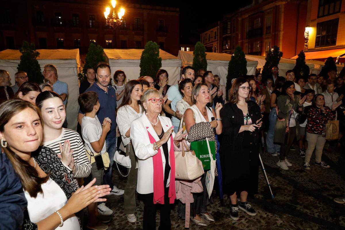 Lectura del manifiesto en la plaza Mayor de Gijón de las afectadas de cáncer de mama metastásico