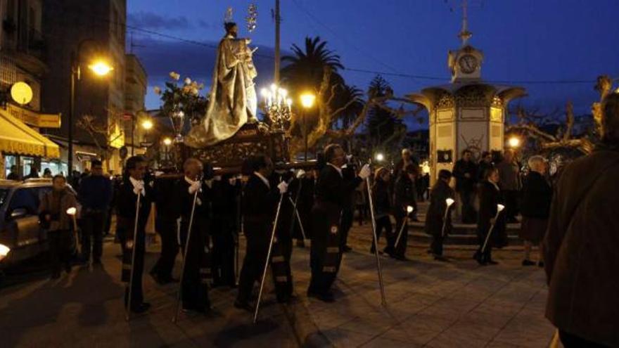 Un momento de la procesión de San José del año pasado bordeando el reloj. // Gonzalo Núñez
