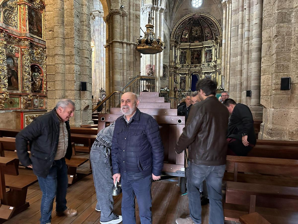 Recogiendo la mesa procesional del Cristo de los Afligidos.