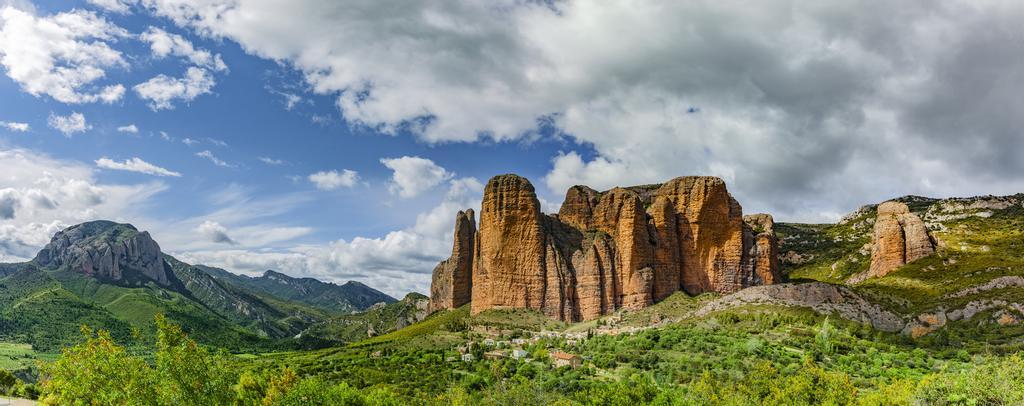 Este tren pasa por los espectaculares Mallos de Riglos, en Huesca