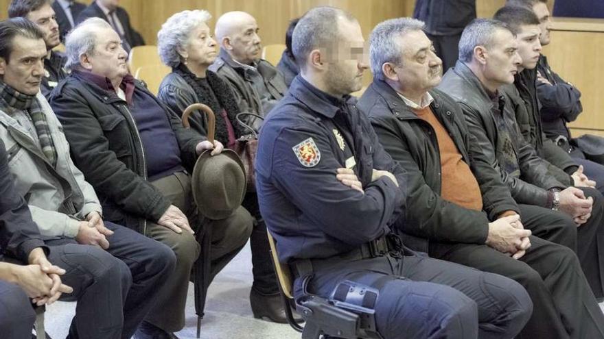 Los ocho procesados por el secuestro en el banquillo de acusados de la Audiencia de A Coruña. // 13fotos