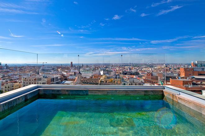 Piscina del Hotel Pestana CR7 Gran Vía