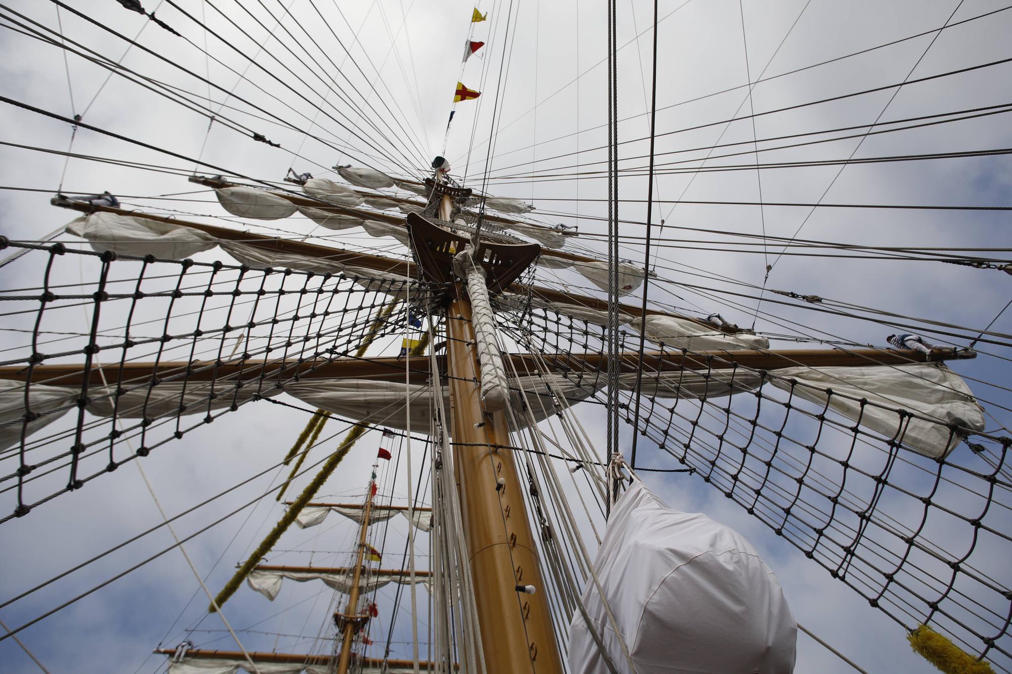 En imágenes: Colas en el puerto de Gijón para visitar el buque escuela de la Armada de México