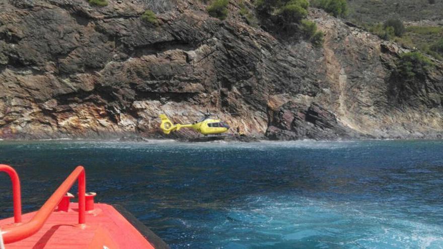 Equips d&#039;emergència treballant a la zona on es va produir l&#039;accident.