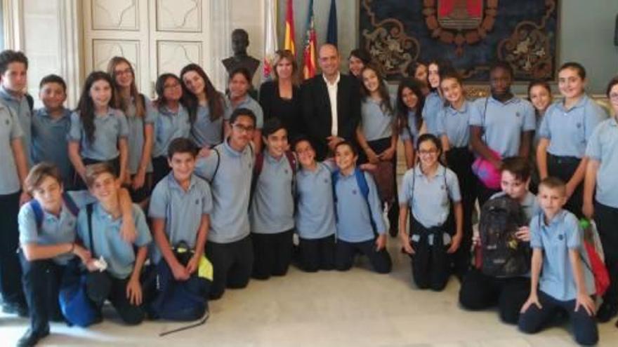 Visita del Colegio Sagrada Familia a la Biblioteca Azorín y al Ayuntamiento