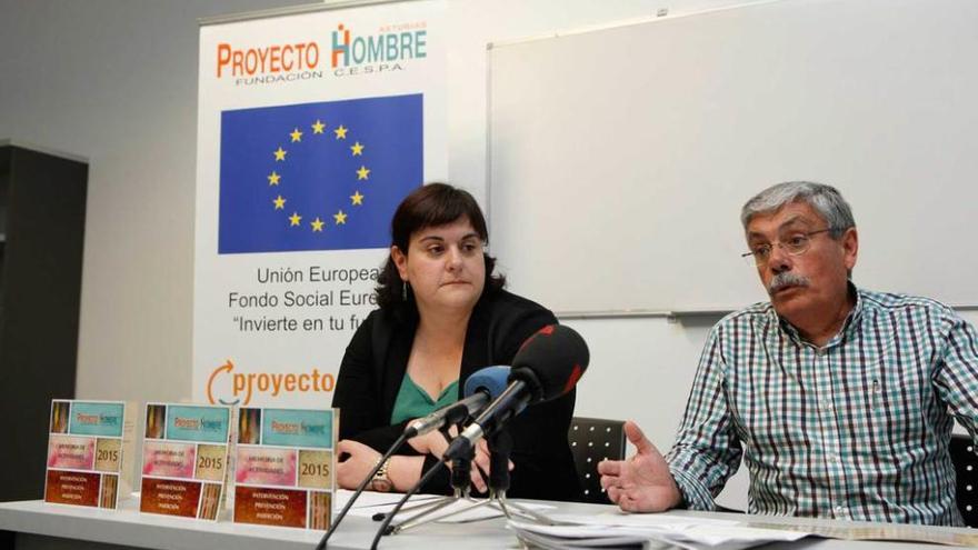 Luis Manuel Flórez, &quot;Floro&quot;, presidente de Proyecto Hombre Asturias, y Sonia Fernández Conde, responsable de Reciella.
