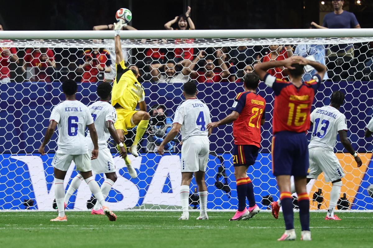 El portero Vozinha desvía un remate durante el partido inaugural de España frente a Cabo Verde.