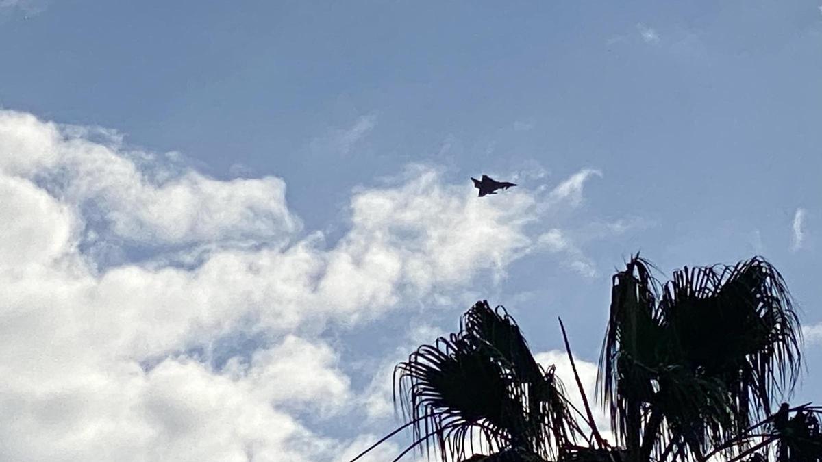 La silueta del caza en pleno vuelo este lunes sobre la bahía de Palma