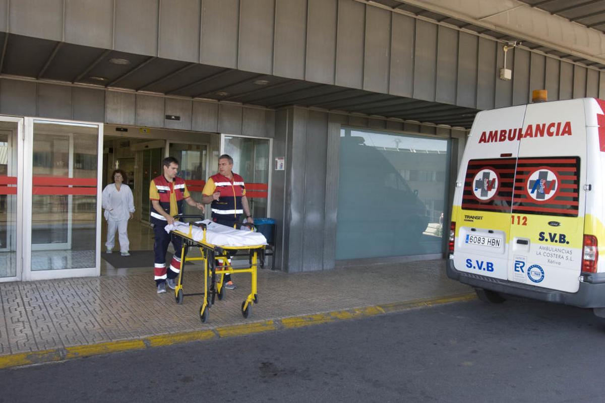 Imagen de archivo de una ambulancia en el hospital de Xàtiva.