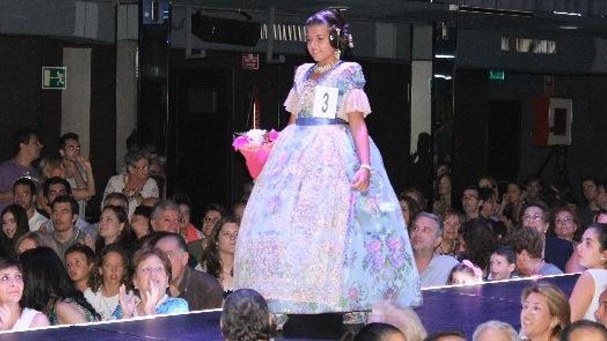 La candidata infantil de Cuba-Literato Azorín desfila  por la pasarela de la sala Canal.